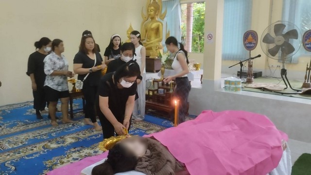 รดน้ำศพเน็ตไอดอลสาว”น้องหวานเจี๊ยบ”ที่โดนยิงดับคาคอนโด ท่ามกลางความเศร้าโศกของญาติพี่น้องและเพื่อนฝูงที่แห่มาร่วมงานจำนวนมาก